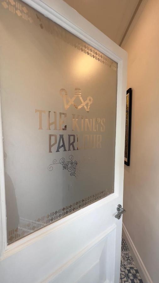 The King'S Parlour Whitehead Daire Dış mekan fotoğraf